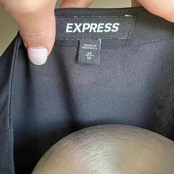 Size M Express flowy sleeve blouse with button accents - Picture 5 of 5